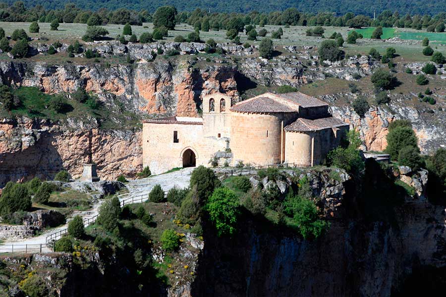 Cerca de la casa rural Villa Pedraza. Ermita de San Frutos (Sepúlveda)